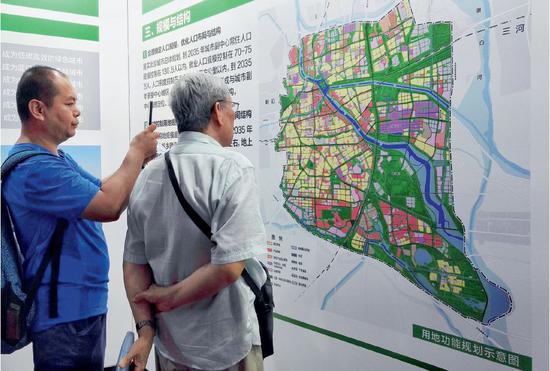  6月26日，市民关注《北京城市副中心控制性详细规划（街区层面）》草案。图/视觉中国