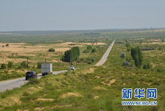 在内蒙古鄂尔多斯市杭锦旗,汽车行驶在锡乌公路上(7月26日摄)。新华社记者 邹予 摄
