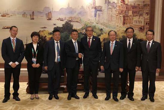  （泰国副总理颂奇一行同马云在上海座谈。）