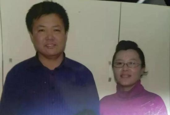 ▷ 郑小卉是郑小东的亲妹妹,也是他的辩护人