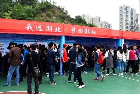 湖北一地万元月薪留不住人才 年轻人：找女友困难