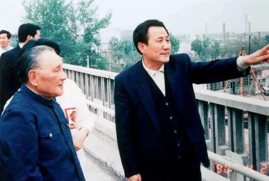 1990年4月29日,邓小平在北京市副市长张百发陪同下视察北京市的城市建设。图/中新