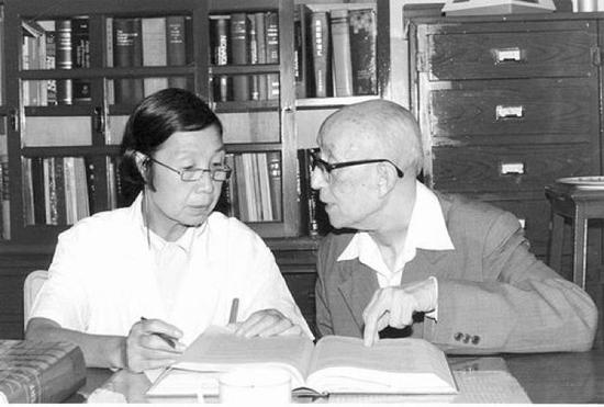 (图为胡亚美与老师诸福棠商讨修改《实用儿科学》)