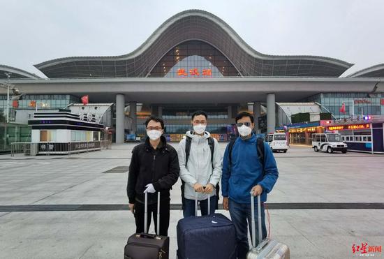 三位大学同砚在武汉站(左起:闫国梁 卢进杰 陈伟军)