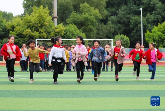  11月4日，在湖南省永州市新田县双碧小学，孩子们在运动场上做游戏。今年秋季学期开学以来，各地积极落实“双减”政策，利用课后服务时间开展内容丰富、形式多样的课外活动，促进学生全面发展。新华社发（刘贵雄摄）