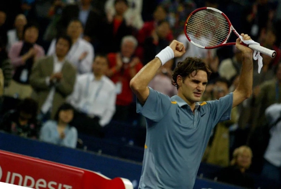 2006年11月18日，上海网球大师杯单打半决赛，费德勒庆祝胜利。（图｜视觉中国）