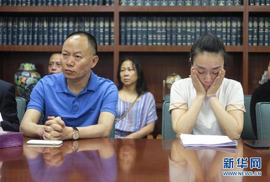 6月8日,美国洛杉矶,江玥的父亲江勇和表姐徐翔与媒体见面 图自新华网
