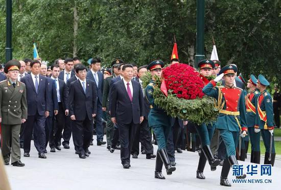 △2017年7月4日，国家主席习近平在莫斯科向俄罗斯无名烈士墓敬献花圈