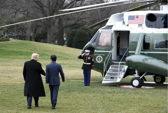 2017年2月10日，在美国华盛顿白宫，美国总统特朗普与到访的日本首相安倍晋三会谈后准备前往佛罗里达。新华社记者殷博古摄