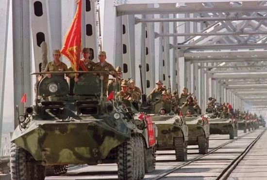  ▲图为最后一批苏军装甲车队通过阿富汗边境铁桥撤离。