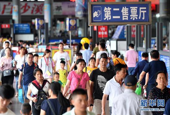 6月9日,在广西南宁市埌东汽车站,旅客进入候车室。当日是端午小长假最后一天,广西南宁市客运站迎来客流返程高峰。新华社记者 陆波岸 摄
