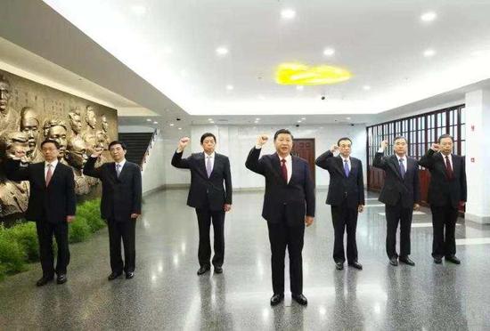 2017年10月31日,在上海中共一大会址纪念馆,习近平带领其他中共中央政治局常委同志一起重温入党誓词。 新华社记者 兰红光 摄