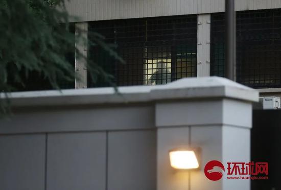 美领馆办公室内人员向外观察。摄影:环球时报-环球网/崔萌