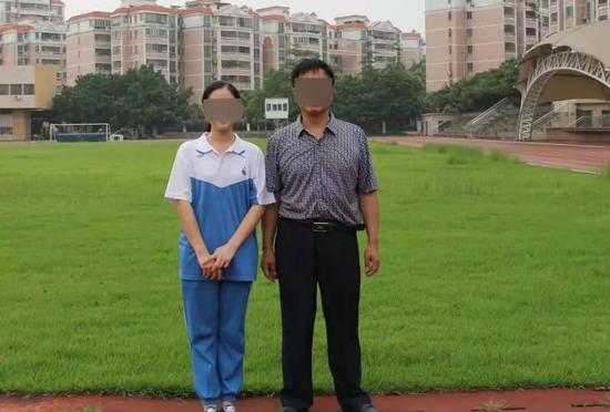 高中毕业时,段卉与徐锦城合影留念。受访者供图