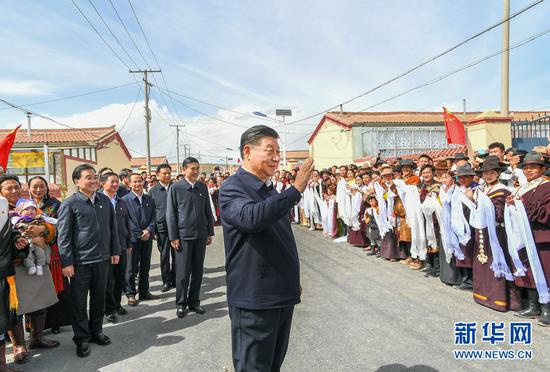 6月7日至9日,中共中央总书记、国家主席、中央军委主席习近平在青海考察。这是8日下午,习近平在海北藏族自治州刚察县沙柳河镇果洛藏贡麻村考察时,向村民们挥手致意。新华社记者 谢环驰 摄