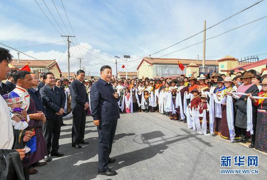 6月7日至9日,中共中央总书记、国家主席、中央军委主席习近平在青海考察。这是8日下午,习近平在海北藏族自治州刚察县沙柳河镇果洛藏贡麻村考察时,同村民们亲切交流。新华社记者 谢环驰 摄