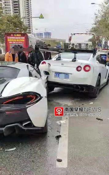 南宁一豪华婚车队连环追尾,多辆跑车受损