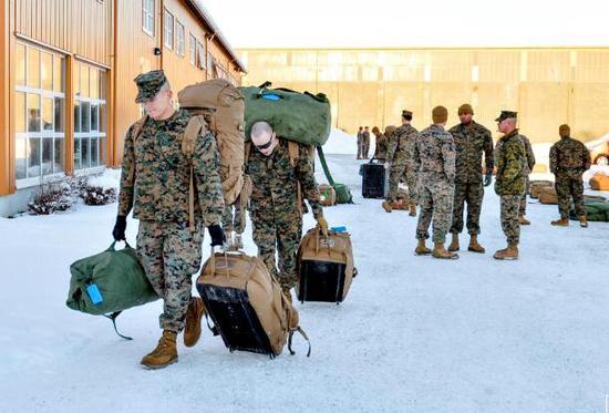 第一批赴挪威训练的美国海军陆战队。（图源：路透社）