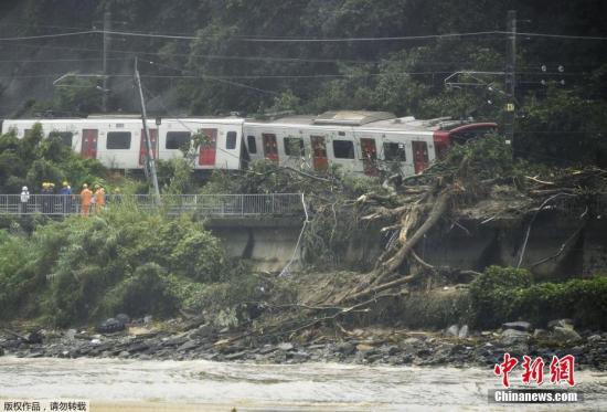 暴雨致山体滑坡摧毁轨道，火车脱轨。