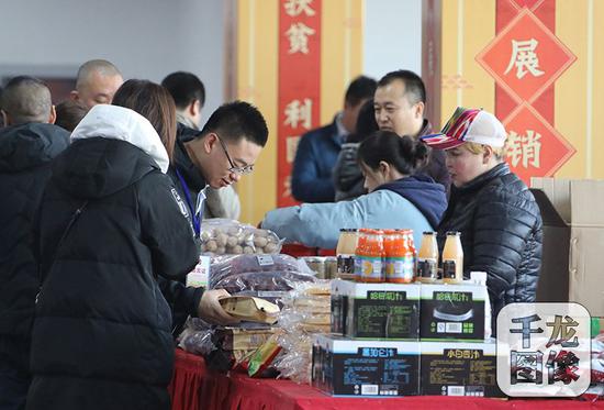 市民在北京消费扶贫双创中心购买来自受援地区的商品。千龙网发