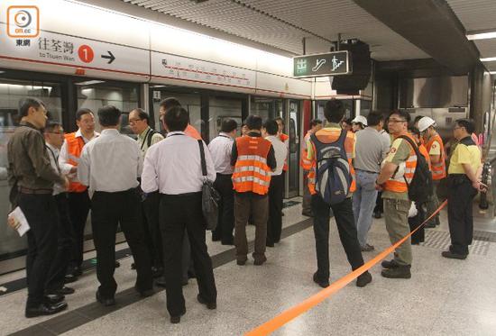 港铁中环站发生事故 2列列车相撞车长受伤