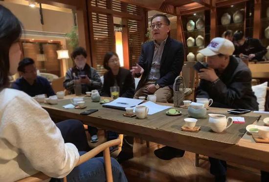 ▷ 3月28日,美国律师和9名起诉的中国投资人在商量案情