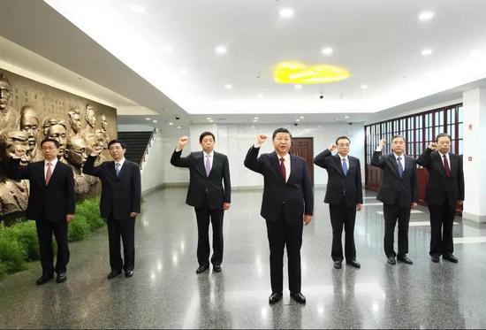 △2017年10月31日，习近平带领其他中共中央政治局常委同志一起重温入党誓词。
