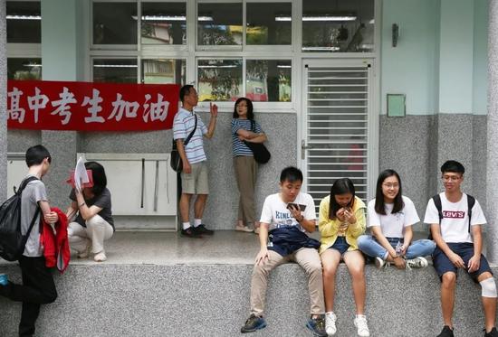  台湾高中生努力备考，家长也陪同在旁 曾原信摄