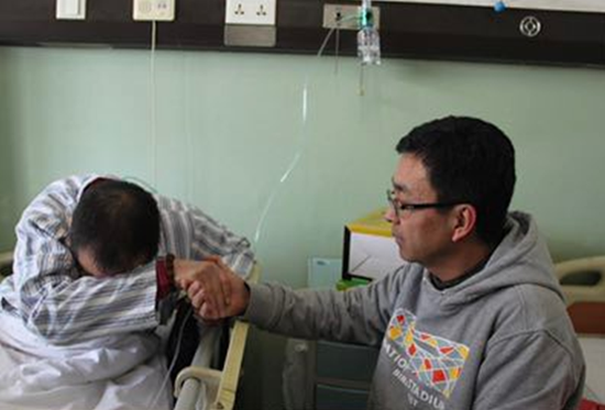  2013年“非典”暴发10周年，童增看望北京地区的“非典”幸存者。童增供图