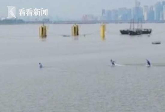 54岁城管正巡逻执勤 突然跳下车冲进江里...