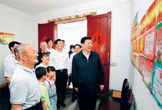 2019年5月20日至22日,中共中央总书记、国家主席、中央军委主席习近平在江西考察,主持召开推动中部地区崛起工作座谈会并发表重要讲话。这是习近平来到红军烈士后代、退伍军人孙观发家看望慰问。新华社记者 鞠鹏/摄