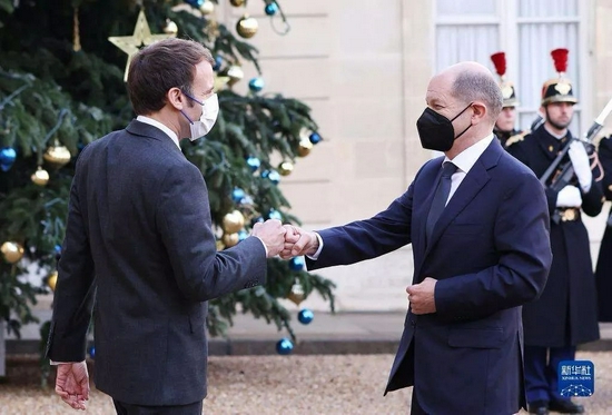 12月10日，法国总统马克龙（左）在巴黎的总统府爱丽舍宫迎接来访的德国总理朔尔茨。  图：新华社