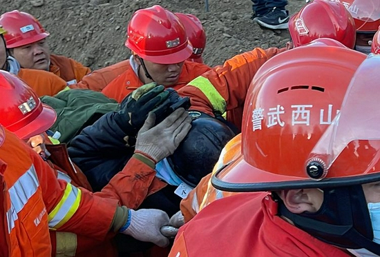 山西孝义透水事故20名被困工人成功升井，2人遇难