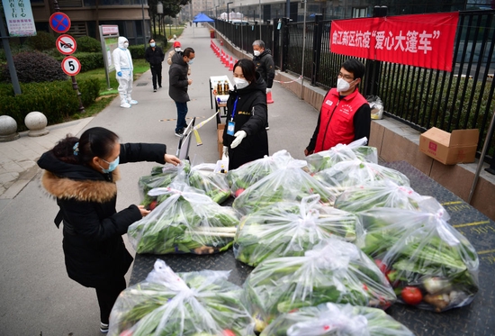 1月7日，西安曲江新区一小区内，居民通过便民“爱心大篷车”买菜。新华社记者 邵瑞 摄