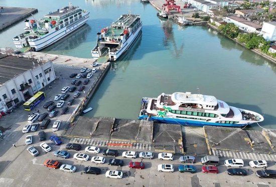 2024年2月15日，海口港碼頭，有序排隊登船的旅客和自駕車輛。（視覺中國/圖）