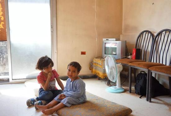 叙居民回忆家里通电时儿子的第一反应:害怕砸身上