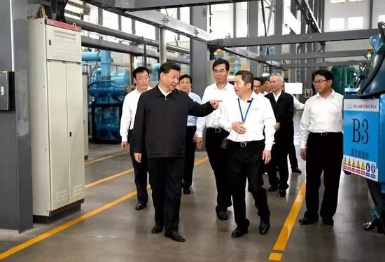 习近平总书记20日赴江西考察调研。他首先考察了位于赣州市的江西金力永磁科技股份有限公司,了解企业生产经营和赣州市稀土产业发展情况。 摄影/新华社记者 谢环驰