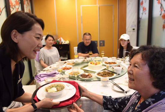 28日中午，家人陪同79岁的田阿姨来老字号同春园过生日，餐饮部经理特地为她送上一碗生日鸡蛋面。