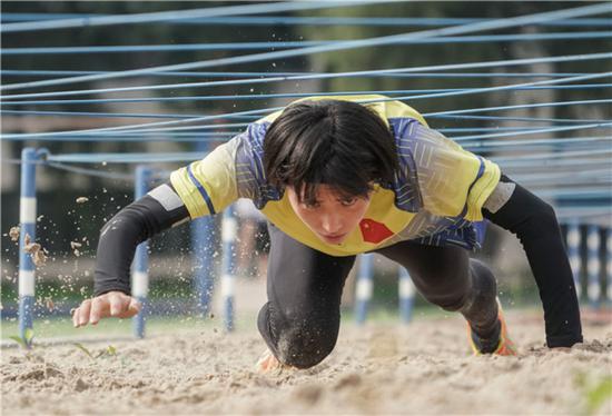 2019年8月5日,八一空军五项队队员王佳在进行障碍跑训练。新华社记者 程敏 摄