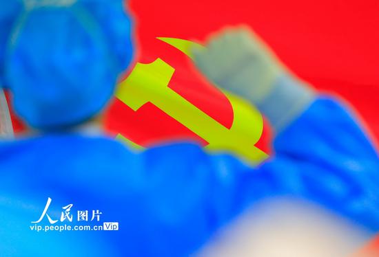 2020年1月29日,联勤保障部队中部战区总医院的医护人员进行宣誓。王皓宇/人民图片