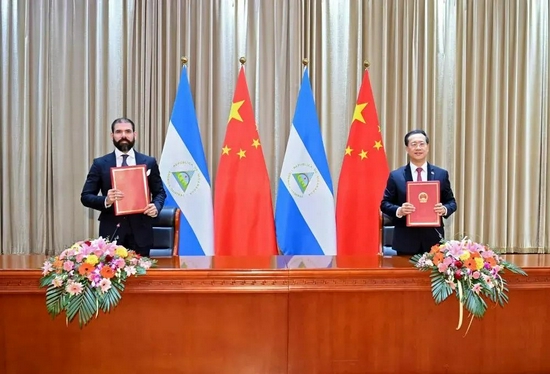 ·12月10日，中国同尼加拉瓜在天津签署《中华人民共和国和尼加拉瓜共和国关于恢复外交关系的联合公报》。图片来源：新华社。