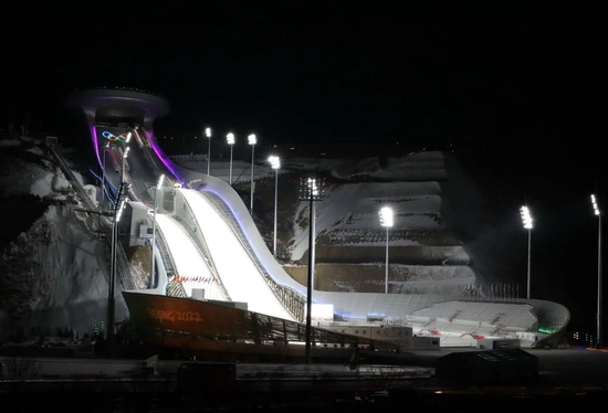 张家口赛区国家跳台滑雪中心夜景(2021年12月31日摄)。新华社记者 杨世尧摄