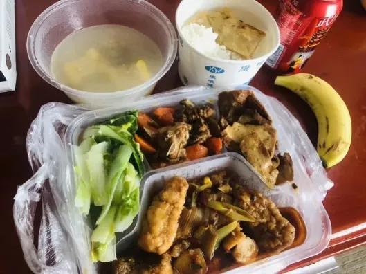 临近医学观察结束时的一顿丰盛午餐。
