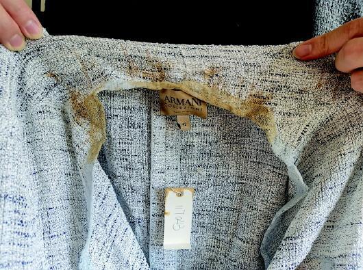  客户收到的名牌服装遭到酱油浸染，有些吊牌也被浸染。