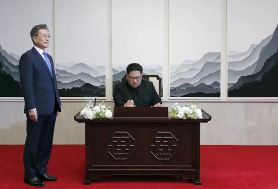 △首次“金文会”，朝鲜最高领导人金正恩在“和平之家”题字。