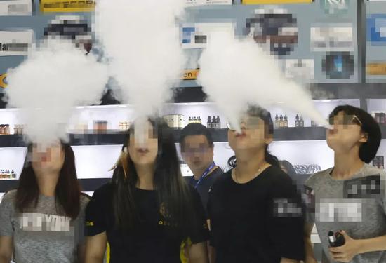  某电子烟展，观展游客现场体验“吞云吐雾”（图片来源：东方IC）