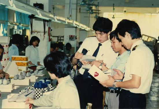 上世纪80-90年代，广州海关关员下厂核查。