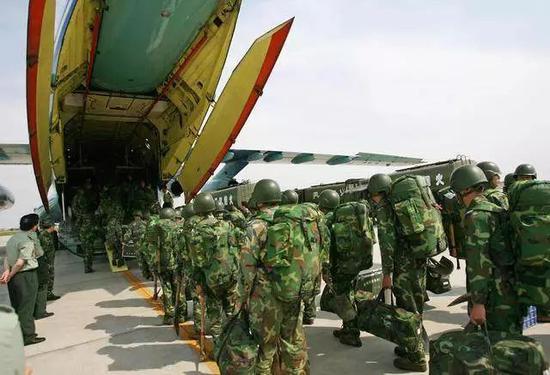 2008年5月13日,驻武汉空军某部派出大批解放军官兵携带救灾物资及用具,飞往四川支援救灾行动。新华社发 周国强 摄