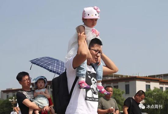2019年6月15日,北京,烈日下,带孩子游览天安门广场的爸爸们。视觉中国供图