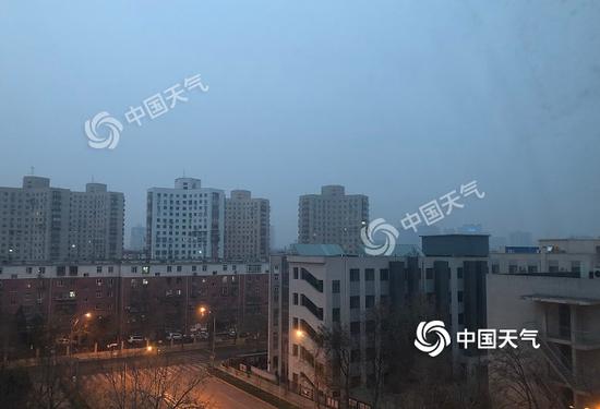 北京今晨能见度较差。(图/江漪)
